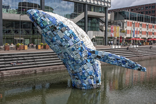 847231 Afbeelding van de plastic walvis 'Skyscraper' in de Stadsbuitengracht bij muziekgebouw TivoliVredenburg ...